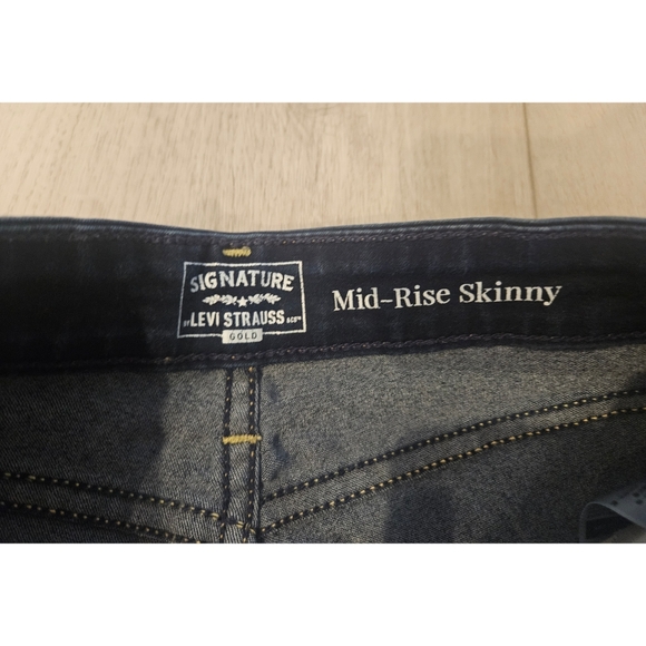 Levi Mid-Rise Skinny Jeans - Picture 3 of 4